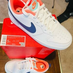 NIKE COURT BOROUGH LOW 2 (GS)
WHITE/DK PURPLE DUST-COPA
BLANC/POUSSIERE FONCE
5y